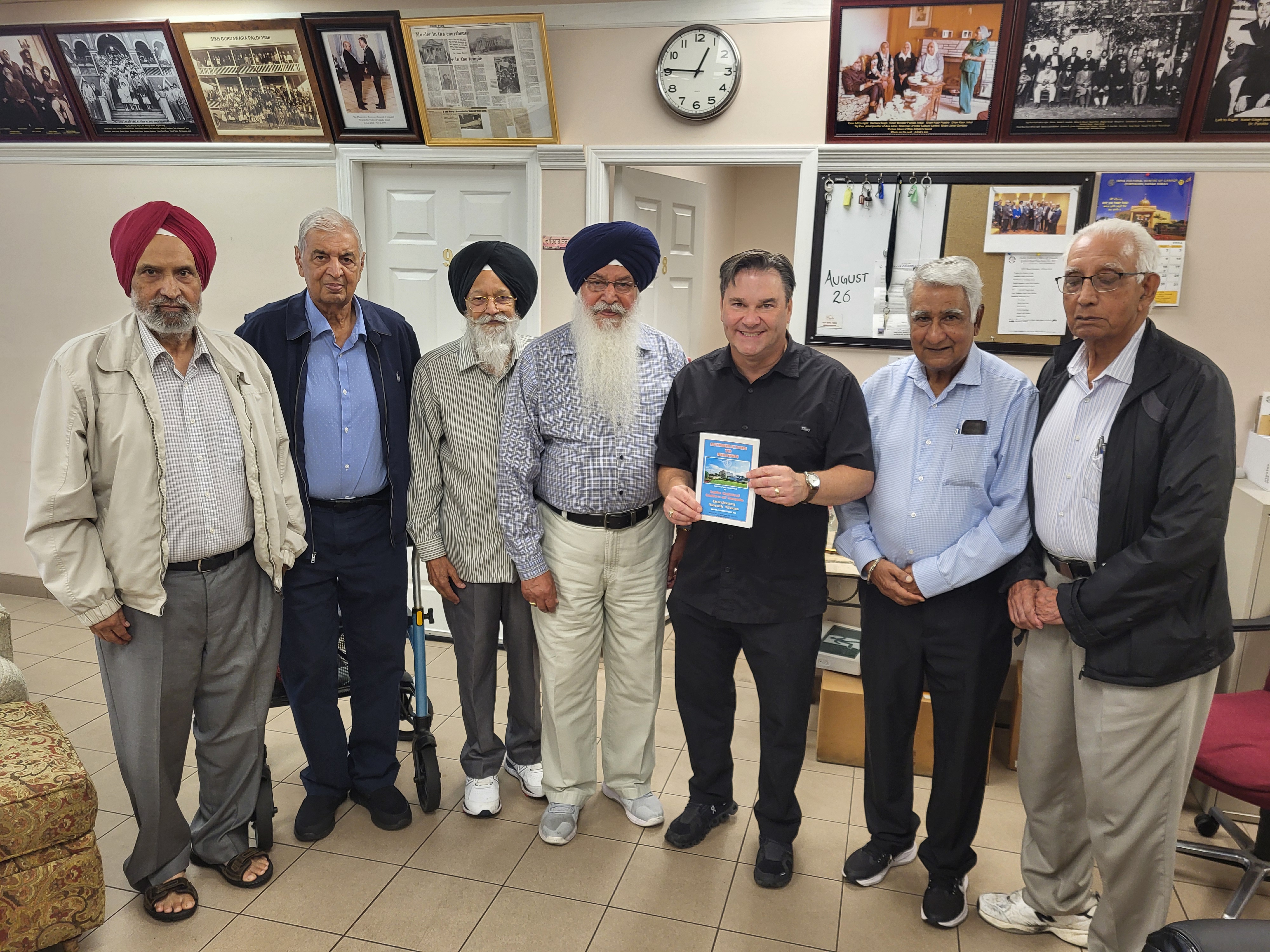MP Davies Pays Visit To Gurdwara Nanak Niwas