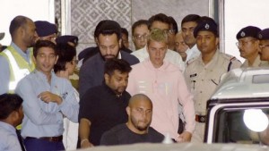 Belieber In India: Canadian Pop Star Justin Bieber “lip Syncs” His Way Through Mumbai Concert